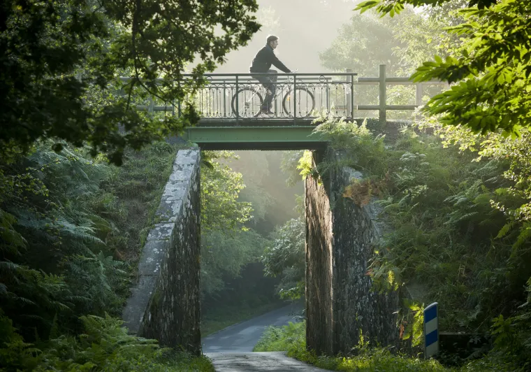 Traversée d'un pont à vélo sur une voie verte près de Questembert