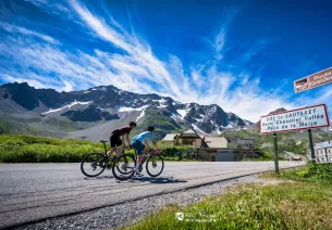 Cyclistes au col du Lautaret sur la Route des Grandes Alpes