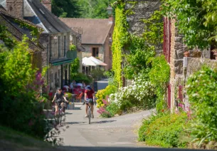 Cyclistes à Saint-Céneri-le-Gérei sur La Vélobuissonnière