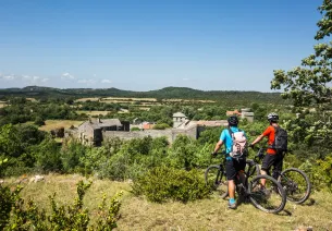 Arrivée sur la Couvertoirade à VTT