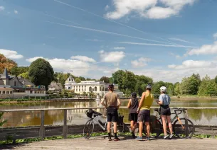 Cyclistes près du lac à Bagnoles de l'Orne
