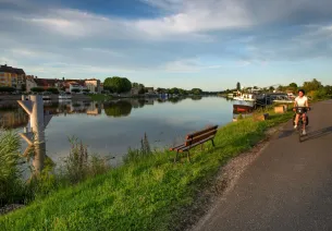 Cycliste pédalant sur l'EuroVelo 6 à St-Jean-de-Losne