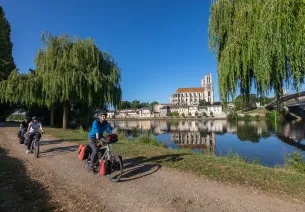 Cyclistes sur le chemin de halage de la Seine à Mantes-la-Jolie