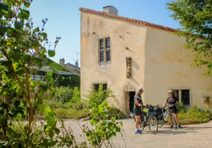 Cyclistes devant la maison de Jeanne d'Arc