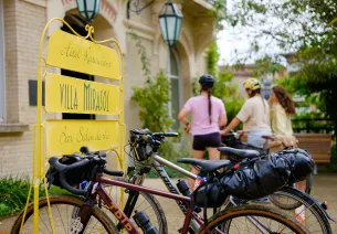Cyclistes devant l'hôtel Accueil Vélo Marisol 
