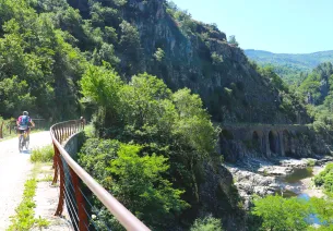 Sur la Dolce Via à vélo, voie verte sur une ancienne voie ferrée 