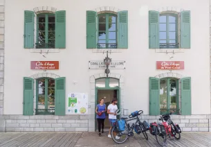 Cyclistes sortant du gîte d'étape Accueil Vélo du pont canal de briare