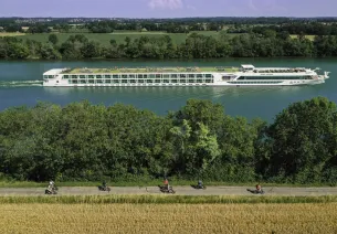 Paquebot de croisière sur la Saône et vélotouristes