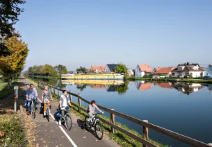 Piste cyclable de l'Eurovélo 15 le long du Rhin vers Strasbourg