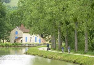 Voyageurs à vélo sur le canal de Bourgogne vers Pont-Royal