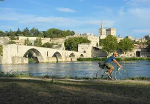 Cycliste sur ViaRhôna devant le pont d'Avignon 