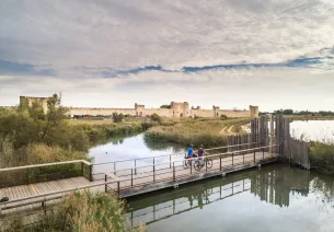 Arrivée sur Aigues-Mortes à vélo