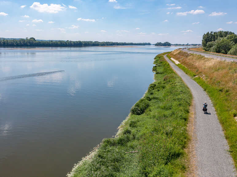Cycliste sur les bords de Loire