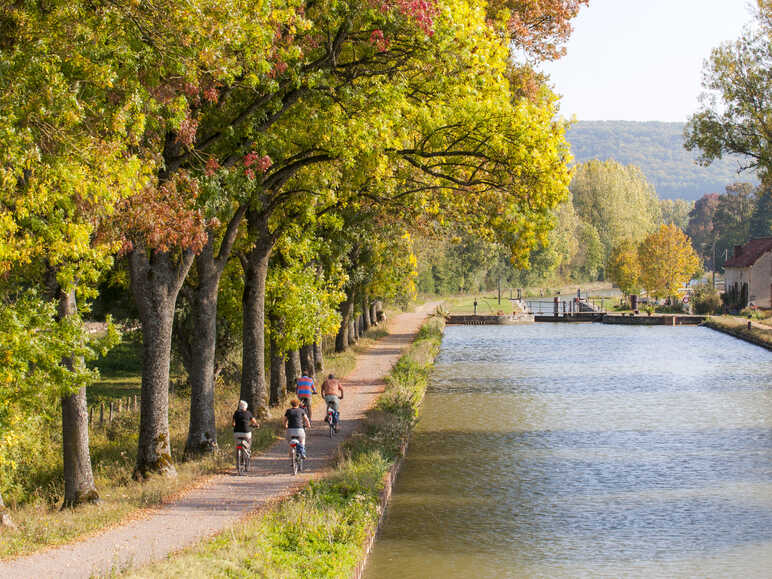 Le long des canaux et rivières à vélo en Bourgogne Franche Comté
