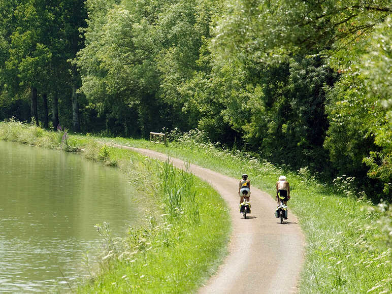Cyclistes sur le canal du Nivernais