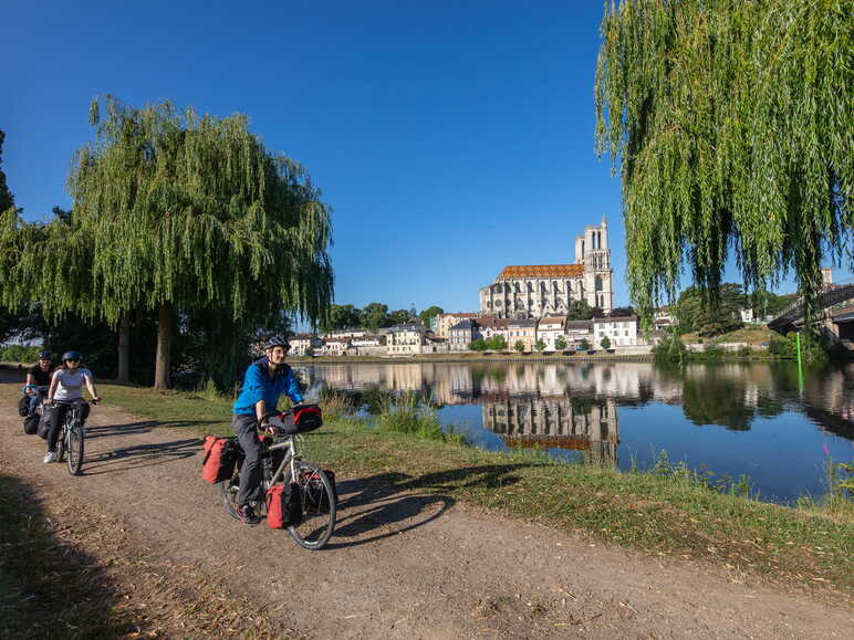 Cyclistes sur le chemin de halage de la Seine à Mantes-la-Jolie