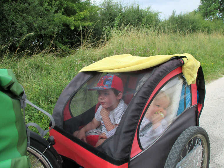 Famille avec enfants sur le Canal de Bourgogne en vélo + remorque