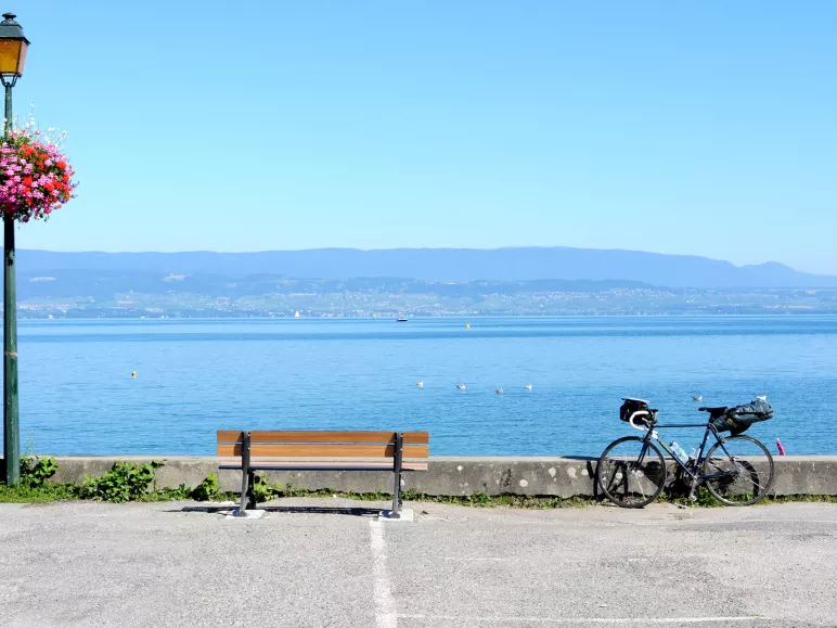 Mijmeren over het diepblauwe meer van Genève