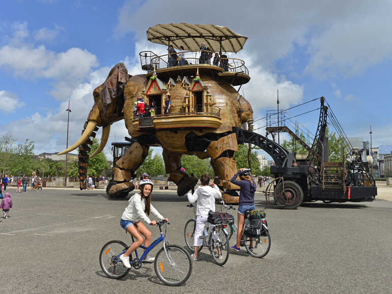Vélos devant l'éléphant de Nantes